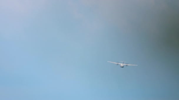 Avião Turboélice Decolando Subindo Vista Traseira Avião Passageiros Voa Para — Vídeo de Stock
