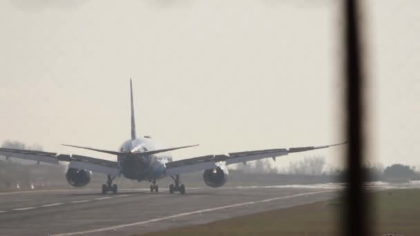 Düsenpassagierflugzeug Bremst Nach Der Landung Gegenlicht Rückansicht Flugzeug Landet Auf — Stockvideo