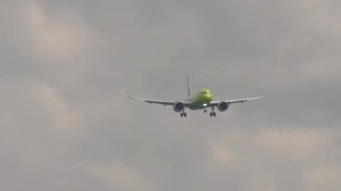 NOVOSIBIRSK, RUSYA FEDERasyonu - 15 Temmuz 2022: Airbus A320, RA-73428 S7 Airlines Tolmachevo havaalanına iniş yapmak üzere. Yolcu uçağı uçar. Seyahat havacılık kavramı