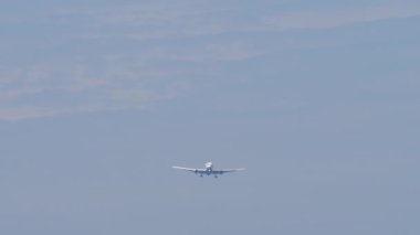 İniş için yaklaşan uçak görüntüsü. Gökyüzünde bir jet uçağı. Yolcu uçakları, ön görüş.
