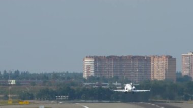 Yolcu uçağı kalkıyor ve tırmanıyor, dikiz görüş mesafesi düşük. Uçak kalkıyor. Turizm ve seyahat kavramı