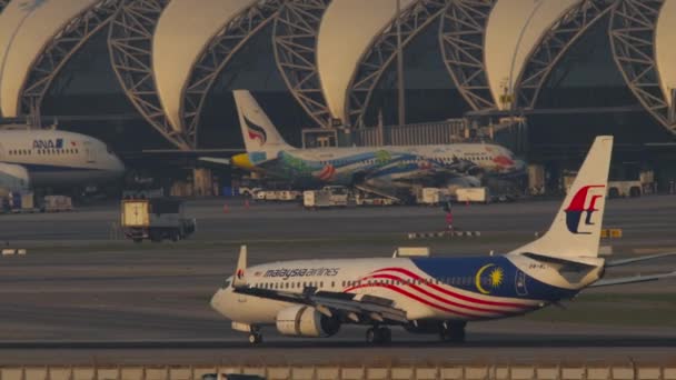 2023년 말레이시아 항공의 737 Mlt가 수완나품 공항에 역방향 항공기 제동의 — 비디오