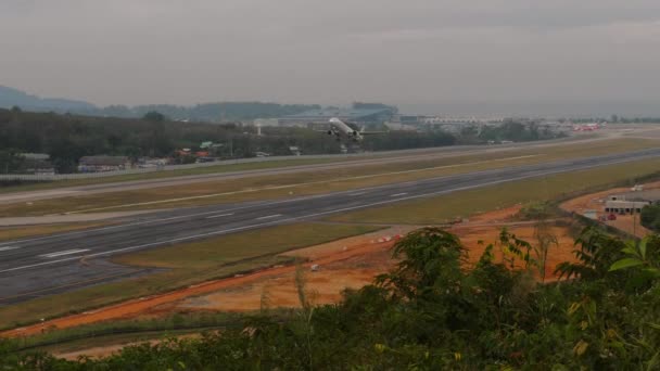 Phuket Tajlandia Luty 2023 Samolot Komercyjny Salamair Startuje Lotnisku Phuket — Wideo stockowe