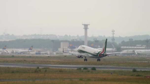 Frankfurt Main Germania Luglio 2017 Aereo Passeggeri Alitalia Che Atterra — Video Stock