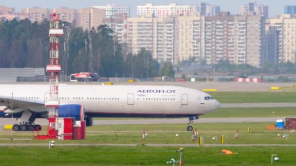 莫斯科 俄罗斯联邦 2020年9月13日 在Sheremetyevo机场滑行的波音777 滑行道上的线路板 侧视图 旅游和旅行概念 — 图库视频影像