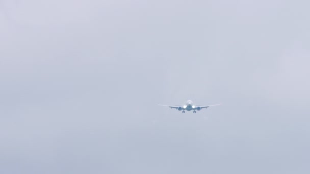 Avião Aproximar Para Aterrar Filmagem Avião Descer Avião Voa Turismo — Vídeo de Stock