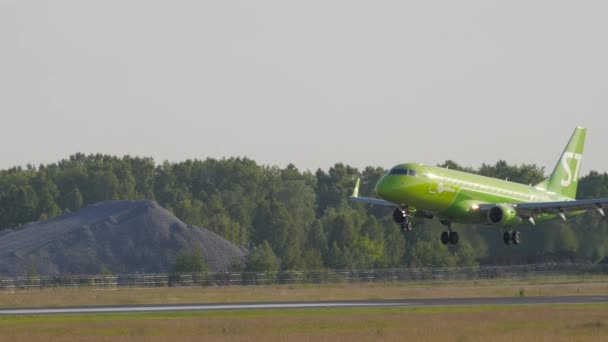 Новосибирск Российская Федерация Июня 2020 Embraer E170Su Byw Airlines Приближается — стоковое видео