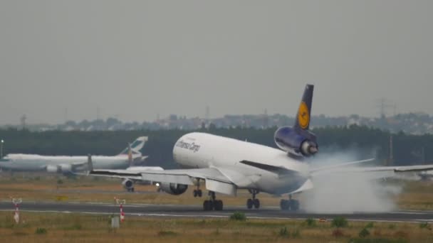 프랑크푸르트 2017년 20일 프랑크푸르트 공항에서 루프트한사화물 제동기의 항공기 비행기 제트기 — 비디오