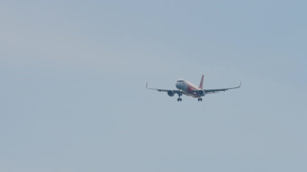 Phuket Thailand 2023 着陸に近づく低コストの航空会社エアジアのロングショット フライトが届きました 観光と旅行のコンセプト — ストック動画