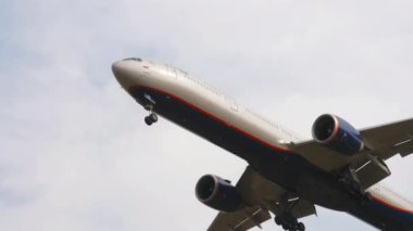 MOSCOW, Rusya Federasyonu - 13 Eylül 2020: Geniş gövdeli Boeing 777, Sheremetyevo havaalanına inen Aeroflot VQ-BFK uçağı. Ticari uçak gemisi uçuyor. Uçak tepemizde.