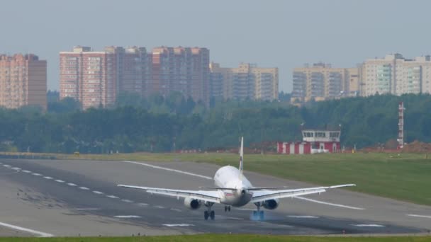 莫斯科 俄罗斯联邦 2020年9月13日 在Sheremetyevo机场降落 着陆和刹车的飞机超级喷气式飞机 后视镜 抵达的飞机 — 图库视频影像