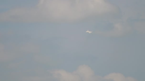 Dalekie Ujęcie Samolotu Pochmurnym Niebie Niewyraźne Tło Mgła Samolot Leci — Wideo stockowe