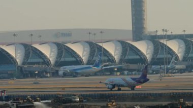 BANGKOK, THAILAND - 21 HAZİRAN 2023: Airbus A320, Tayland Gülümseme Havalimanı 'ndan HS-TXF kalkışı, Bangkok. Uçak kalkıyor. Uçaklar terminale yanaştı. Seyahat kavramı