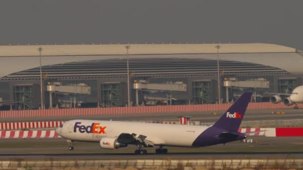 Bangkok Thailand 2023 バンコクのスワンナプーム空港に着陸した後 Fedexブレーキの貨物キャリアボーイング767 N106Fe 輸送機が到着する フラップアップ ランディングギアリバース — ストック動画