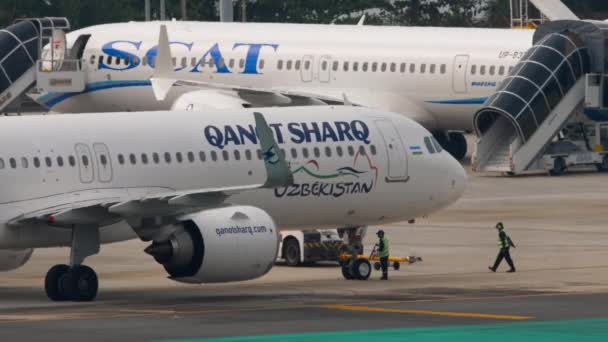 Phuket Thailand Fevereiro 2023 Airbus A321 Uk32111 Qanot Sharq Aeroporto — Vídeo de Stock