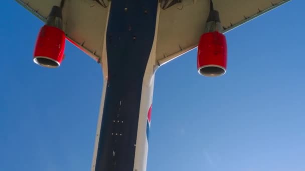 2023년 18일 비행기 767 공항에 착륙하는 Azur Air의 73078 제트기가 — 비디오