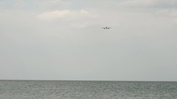 喷气式飞机接近地面 客机飞越大海 前视镜 飞机在天空中 旅行概念 — 图库视频影像