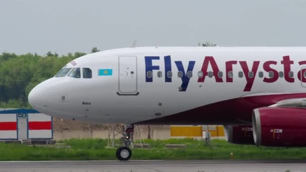 Almaty Kazakhstan Května 2019 Letadlo Airbus A320 Kbb Flyarystan Pojíždí — Stock video