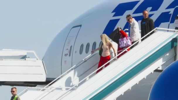 2015年5月26日 ドモドヴォ空港の階段スリーブにトランセロの飛行機を降下する乗客 人々は昼間飛行機から降りる 休暇のコンセプト — ストック動画