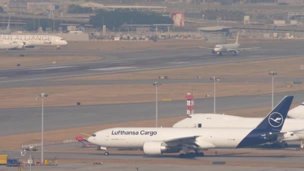 2019년 11월 10일 항공기 777 공항에서 Lufthansa 택시의 Alfg 비행장에 — 비디오