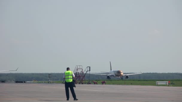 Moscow Federação Russa Maio 2015 Funcionário Aeroporto Aeródromo Domodedovo Antecedentes — Vídeo de Stock