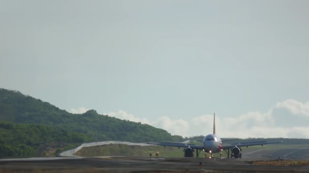 飞机在背光下刹车的电影镜头 飞机到达 飞得快 飞得快 乘客航班在普吉岛着陆 概念旅游和旅行 — 图库视频影像