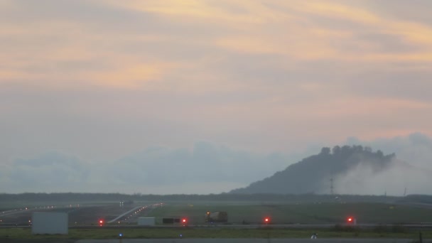 Zaman Aşımı Şafak Vakti Piste Ulaşım Alacakaranlıkta Havaalanı Panoramik Manzara — Stok video