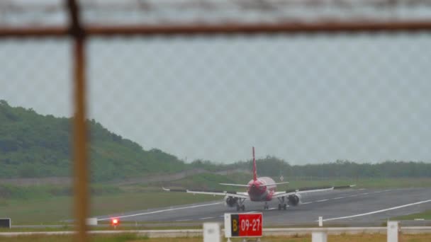 Phuket Tajlandia Listopad 2017 Samolot Airasia Lądujący Hamujący Lotnisku Phuket — Wideo stockowe