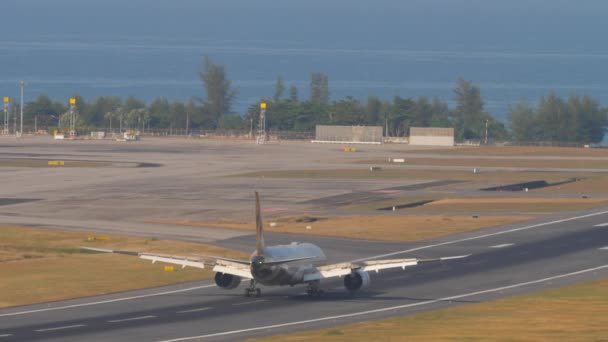 Phuket Thailand February 2023 航空機ボーイング787ドリームライナー エティハド航空のA6 Bncは プーケット空港に着陸した後にブレーキ 飛行機が到着する フラップアップ — ストック動画