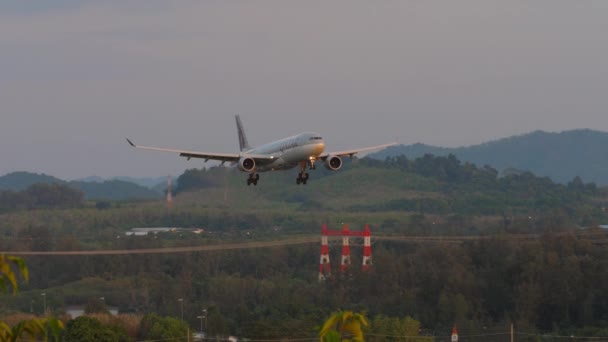 Phuket Thailand February 2023 カタール航空の旅客機エアバスA330が日没時に着陸した プーケット国際空港 フライト到着 — ストック動画