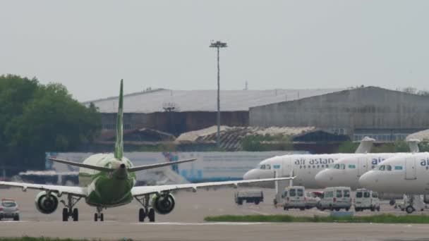 Almaty Kazakhstan Mayo 2019 Aviones Pasajeros Embraer E170 Byg Airlines — Vídeo de stock