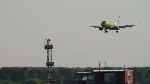 Novosibirsk Federação Russa Junho 2020 Embraer E170 Airlines Aproxima Desembarque — Vídeo de Stock