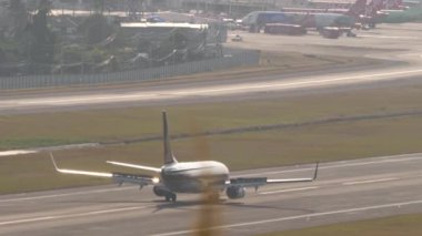 PHUKET, THAILAND - 19 Şubat 2023: Phuket Havaalanı 'nda 40 Yıl Retro Livery taksisi yapan Malezya Havayolları' ndan Boeing 737-, 9M-MXA uçağı. Turizm ve seyahat kavramı