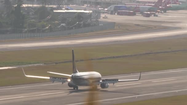 2023년 19일 말레이시아 항공의 비행기 737 Mxa 공항에서 40년의 복고풍 — 비디오