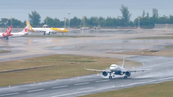 Phuket Tailandia Febrero 2023 Jet Indigo Coge Velocidad Despega Una — Vídeos de Stock