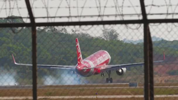 ประเทศไทย มภาพ 2023 Airbus A320 Bbd Airasia ลงจอดและเบรกท สนามบ มมองด — วีดีโอสต็อก