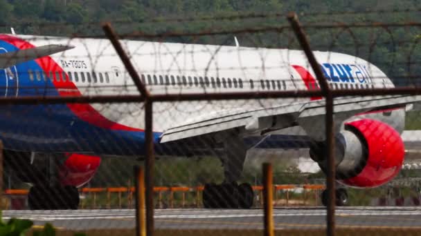 Phuket Thailand Passenger Aircraft Boeing 757 73075 Azur Air Taxiing — Stockvideo