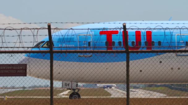 Phuket Thailand 2023年2月10日 在普吉机场的Tui波音787梦幻客机G Tuih 飞机准备起飞了 飞机在跑道上滑行侧视图 — 图库视频影像