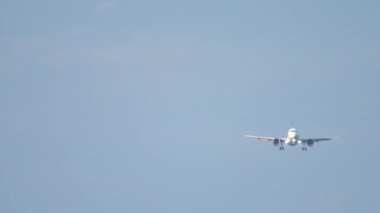 İniş yapan yolcu uçağının görüntüsü. Gökyüzünde ticari bir uçak. Turizm ve seyahat kavramı