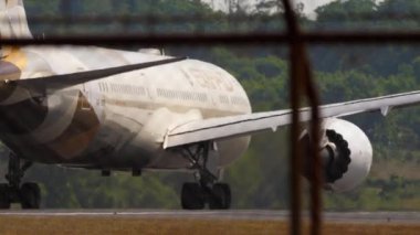 PHUKET, THAILAND - 15 Şubat 2023: uçak pistte. Boeing 787 Dreamliner, Etihad Havayolları 'ndan A6-BNB Phuket Havaalanı' ndan kalkış. Turizm ve seyahat kavramı