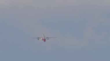 Jet yolcu uçağının kalkış ve tırmanış görüntüsü. Ticari uçaklar uçuyor. Uçak kalkıyor. Uçak kalkıyor. Turizm ve seyahat kavramı
