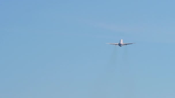 リアビュー 飛行機が離陸 旅客キャリア登山 フライト出発 広告のためのスパイスをコピーする — ストック動画