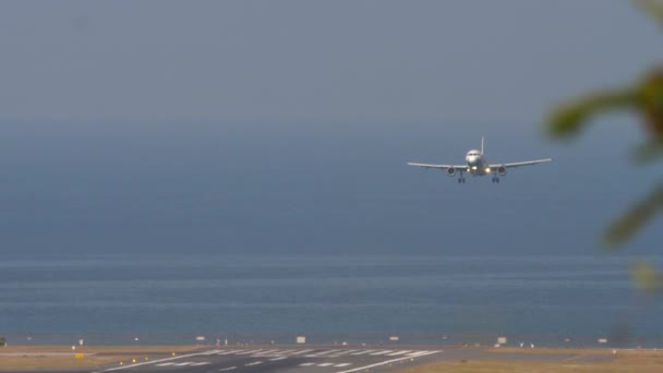 Samolot Zbliża Się Ląduje Wyspie Niebieskie Tło Morskie — Wideo stockowe