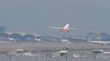 HONG KONG - 10 Kasım 2019: Hong Kong Havayolları Airbus A330, Hong Kong Havaalanı 'ndan havalanıyor. Uçak kalkıyor. Jet uçup gidiyor. Turizm ve seyahat kavramı