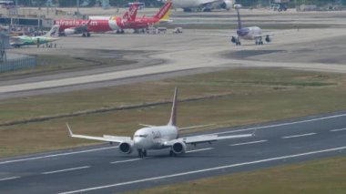 PHUKET, THAILAND - Şubat, 2023: Batik Air Malezya 'nın Boeing 737 MAX 8, 9M-LRD' si Phuket Havalimanı 'na geliyor. Yolcu uçağı pistte. Turizm ve seyahat kavramı