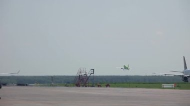 MOSCOW, Rusya Federasyonu - 26 Mayıs 2015: Domodedovo havaalanı çalışanı. Uçağın arka planı kalkış, kalkış