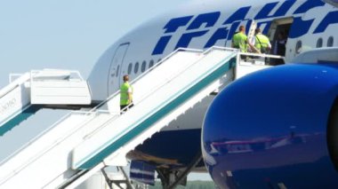 MOSCOW, Rusya Federasyonu - 26 Mayıs 2015: Airstairs 'e yanaşıldı. Yolcu merdiveni yolcu uçağının kapısına yanaştı. Transaero uçağı geldi.