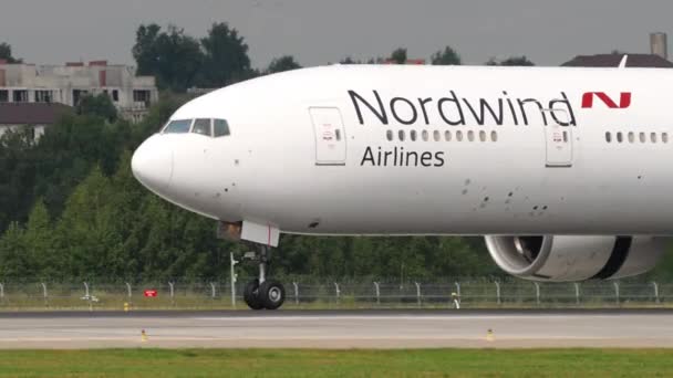 Moscow Russian Federation Juli 2021 Nordwinds Passagerarflygplan Bromsar Efter Landning — Stockvideo