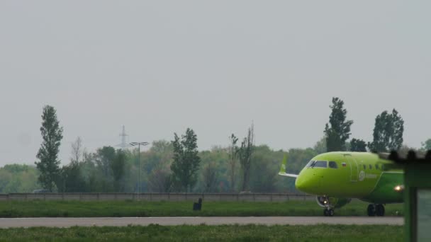 アルマニー Kazakhstan 2019年5月4日 アラマティ空港でタクシーでS7航空のVq Byg飛行機エンブラエルE170 滑走路の旅客フライト サイドビュー エアフィールド — ストック動画