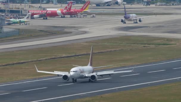 2023년 737 Max Lrd 바티크 말레이시아 공항에 활주로에서 — 비디오